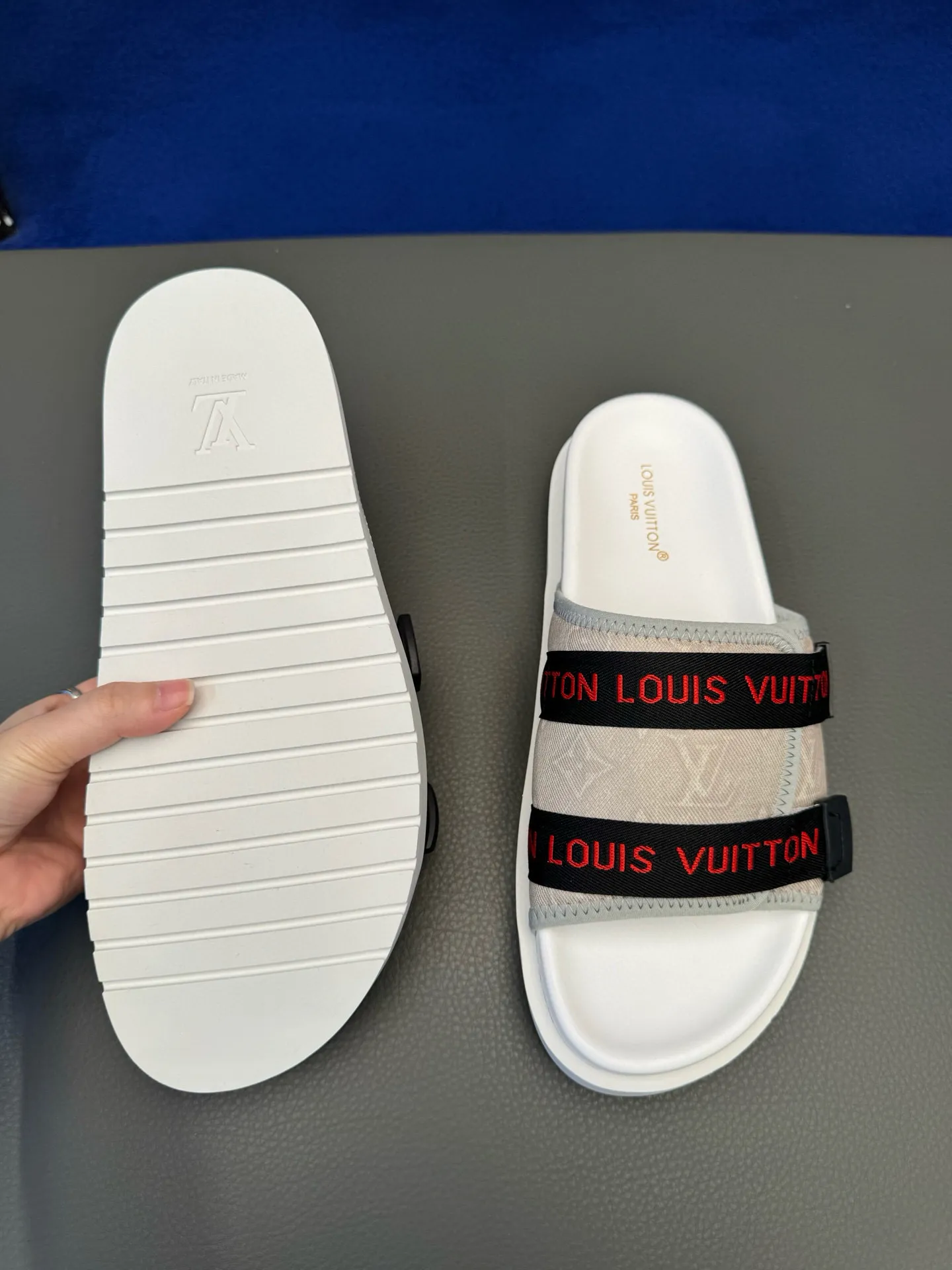 [L Home] P: 340💰Size: 38-45 Top purchasing lv men's summer slippers, classic presbyopia with soft real leather lining, unique color splicing effect, distinctive personality, fashionable and trendy essential style, light and comfortable. Lightweight and tough rubber insole, micro ridged foam outsole, super comfortable!